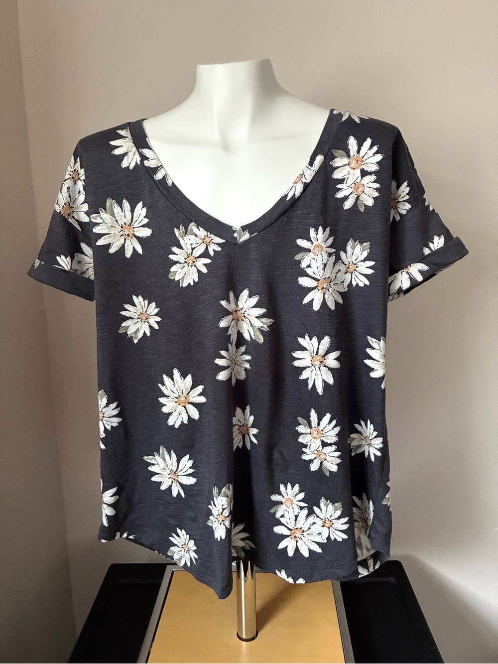 Maurices V-Neck Charcoal Daisy Print Short Sleeve Tee
